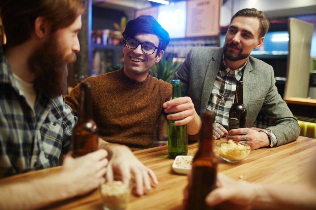 3 Männer in der Hotelbar